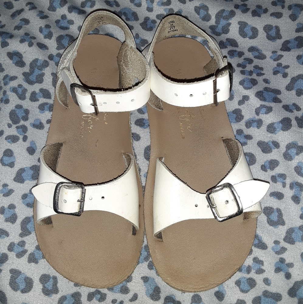 White sun-san surfer sandals. Girl's size 11.